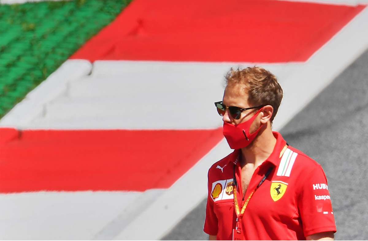 Sebastian Vettel ist mit Maske und Sonnenbrille immer noch sehr gut zu erkennen.
