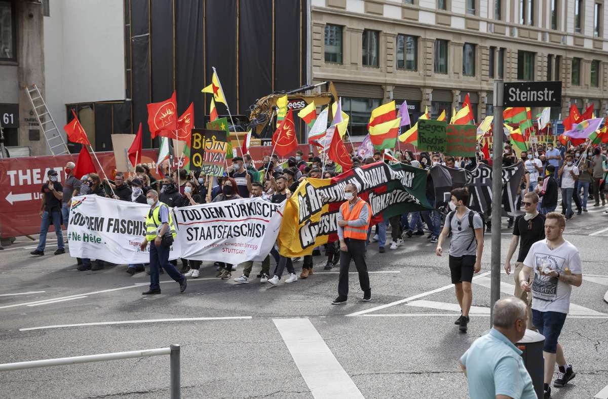 Demonstration in Stuttgart: Kurden-Demo zieht mit rund 200 Teilnehmern durch die Innenstadt