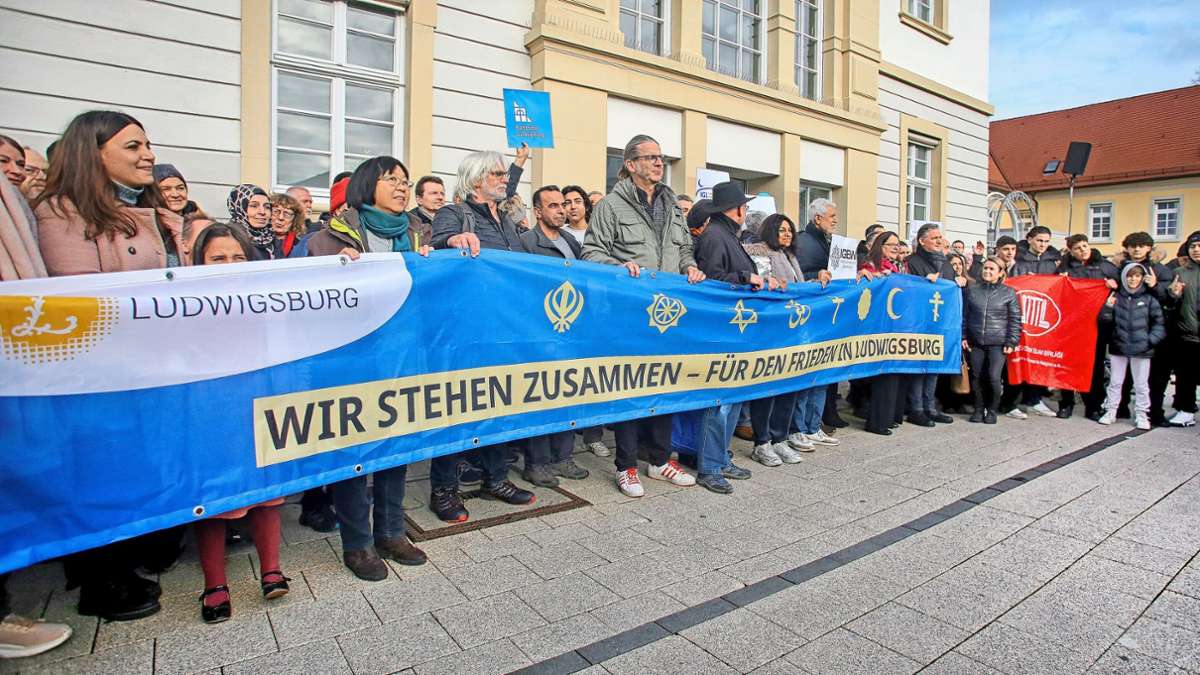 Aktion für den Frieden: Mehrere Hundert bilden Menschenkette in Ludwigsburg