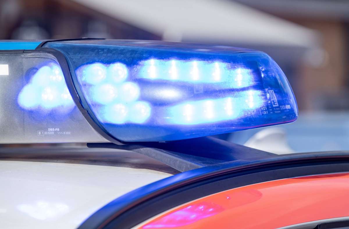 Unfall im Kreis Ludwigsburg: 87-jährige Autofahrerin übersieht Motorrad – 17-Jähriger schwer verletzt