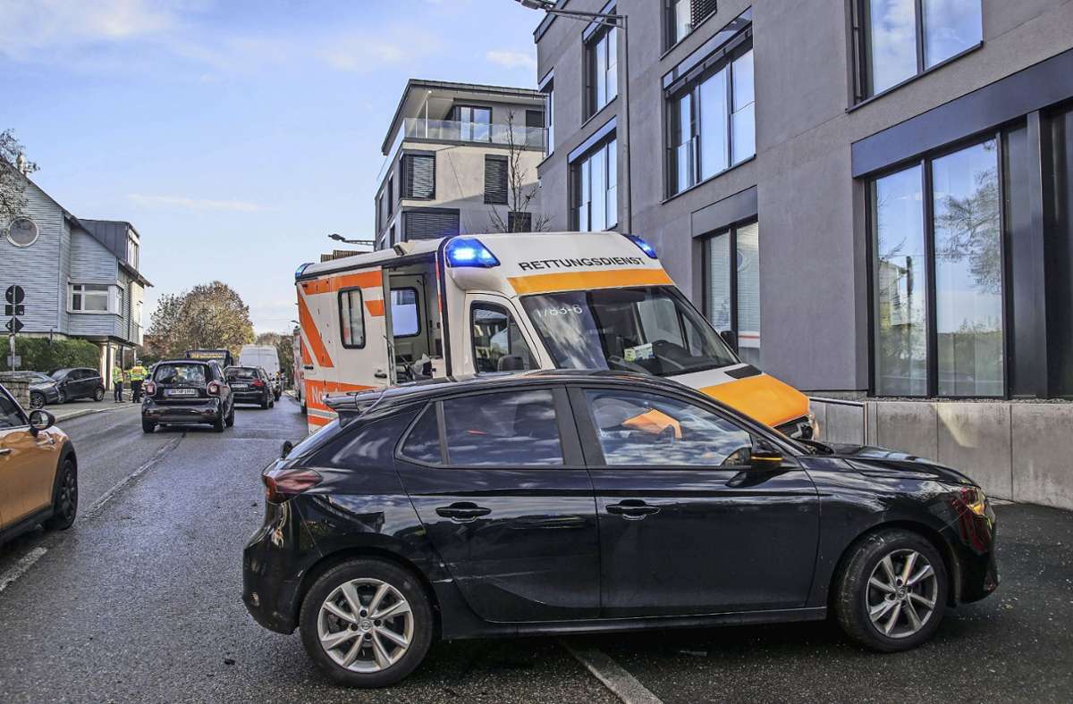 Als der Opel auf der Hauptstraße plötzlich wenden wollte, konnte der Rettungswagen nicht mehr ausweichen. Foto: SDMG/Dettenmeyer