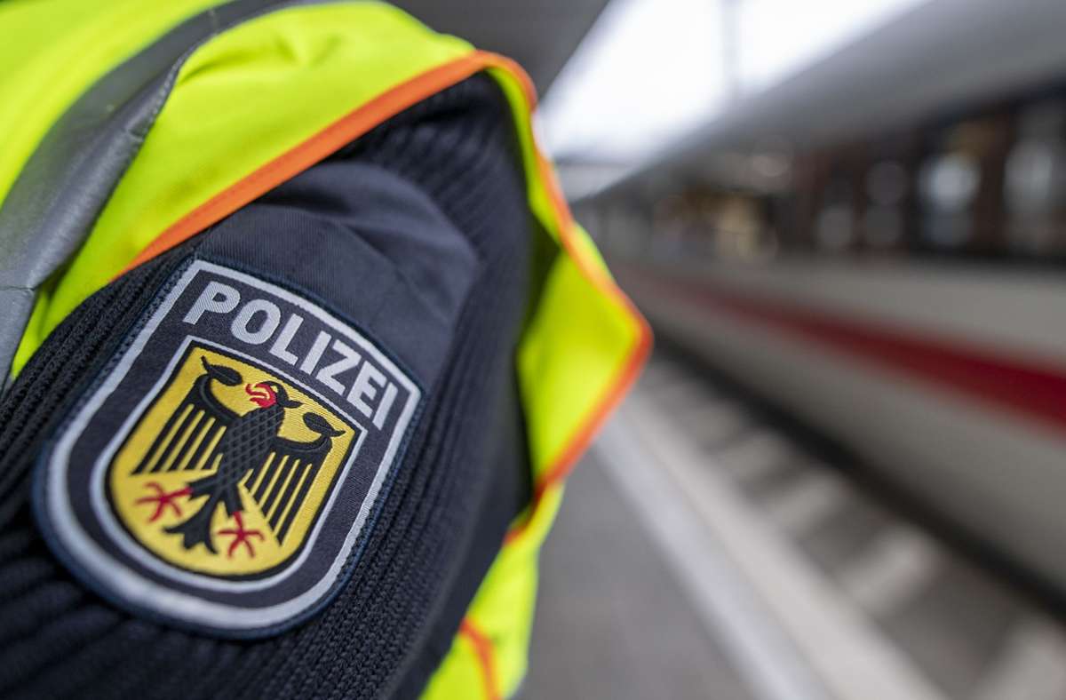 Der Polizist habe den Mann schließlich festgenommen und in Erfurt an die Bundespolizei übergeben. (Symbolbild) Foto: picture alliance/dpa/Patrick Seeger