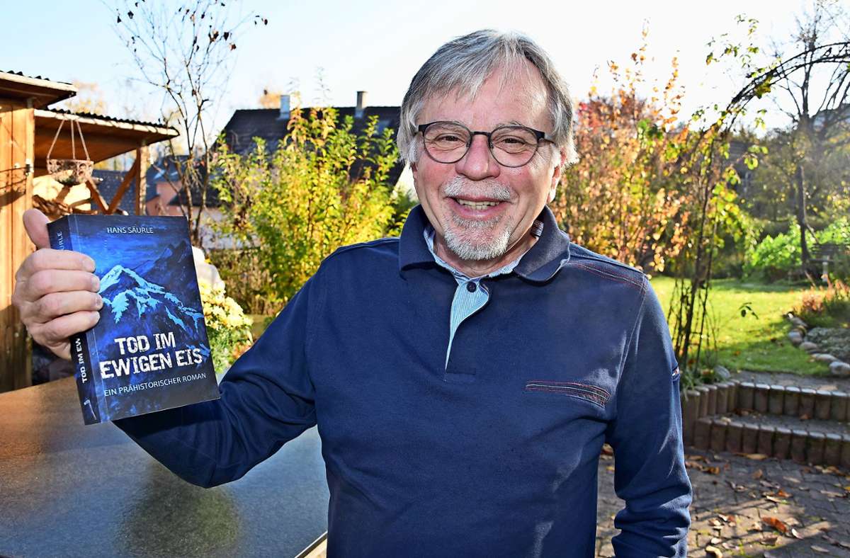 Hans Säurle präsentiert stolz seinen ersten Roman. Der Mediziner und Archäologe hat sein Fachwissen in „Tod im ewigen Eis“ einfließen lassen. Foto: Mathias Kuhn