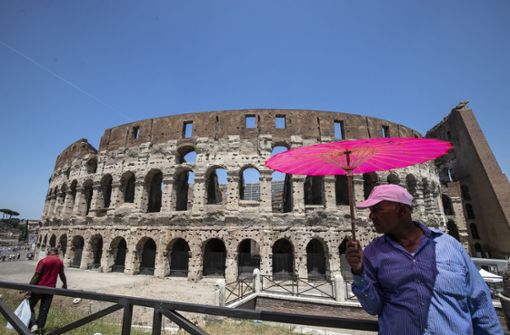 Künftig dürften  mehr Rom-Touristen einen Sonnenschirm brauchen. Foto: dpa/C. Lannutti
