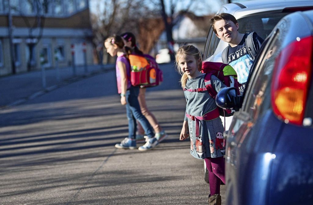 Elterntaxis sorgen vor Schulen für ein erhöhtes Unfallrisiko.
