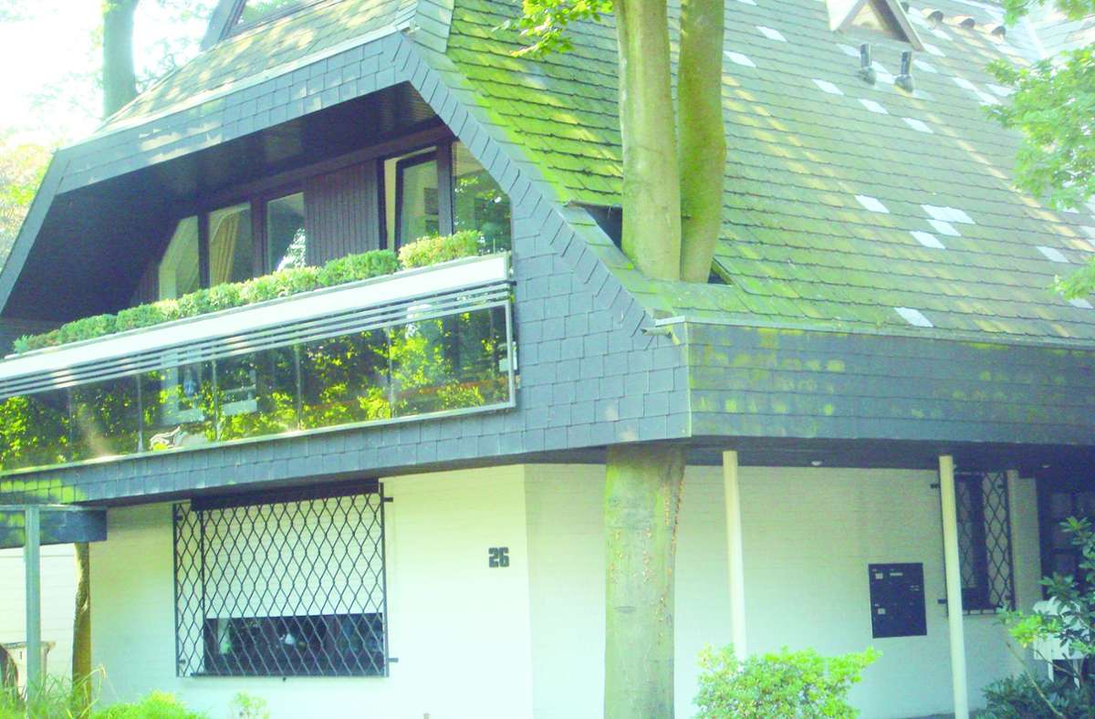 Elegant gelöst: Baumschutz hat bei diesem Wohnhaus in Krefeld ganz klar Vorrang.