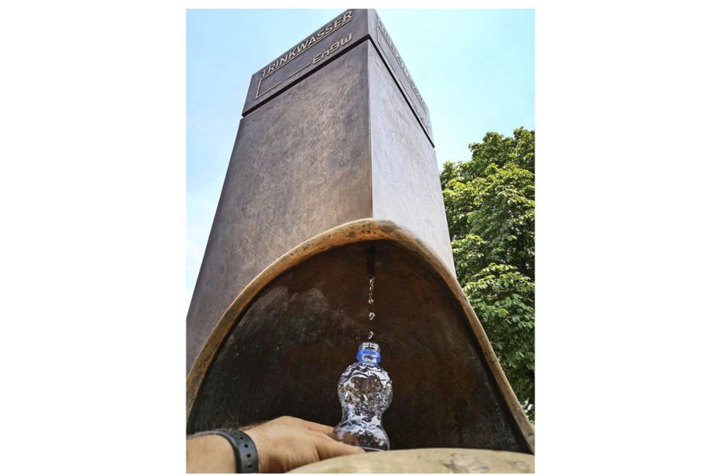 Am Trinkwasserbrunnen vor dem Landesmuseum kann man seine Flaschen füllen.