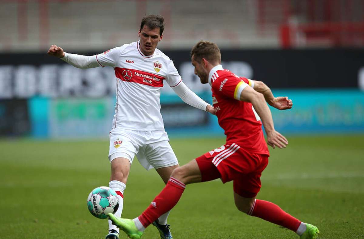 VfB-Verteidiger Pascal Stenzel (li.) konnte im Spiel bei Union Berlin die Chance nicht nutzen, sich zurück in die Anfangself zu spielen.