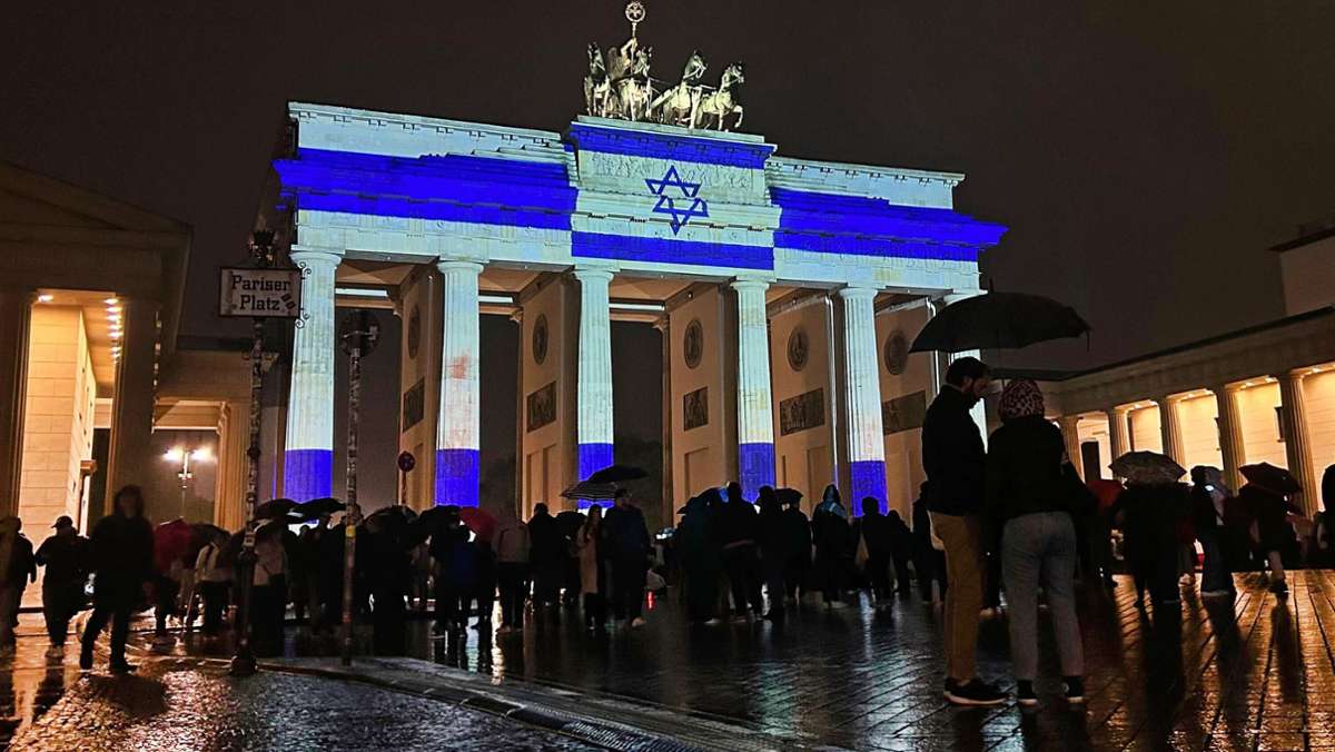 Nach Hamas-Angriff in Israel: Brandenburger Tor mit israelischer Flagge angestrahlt