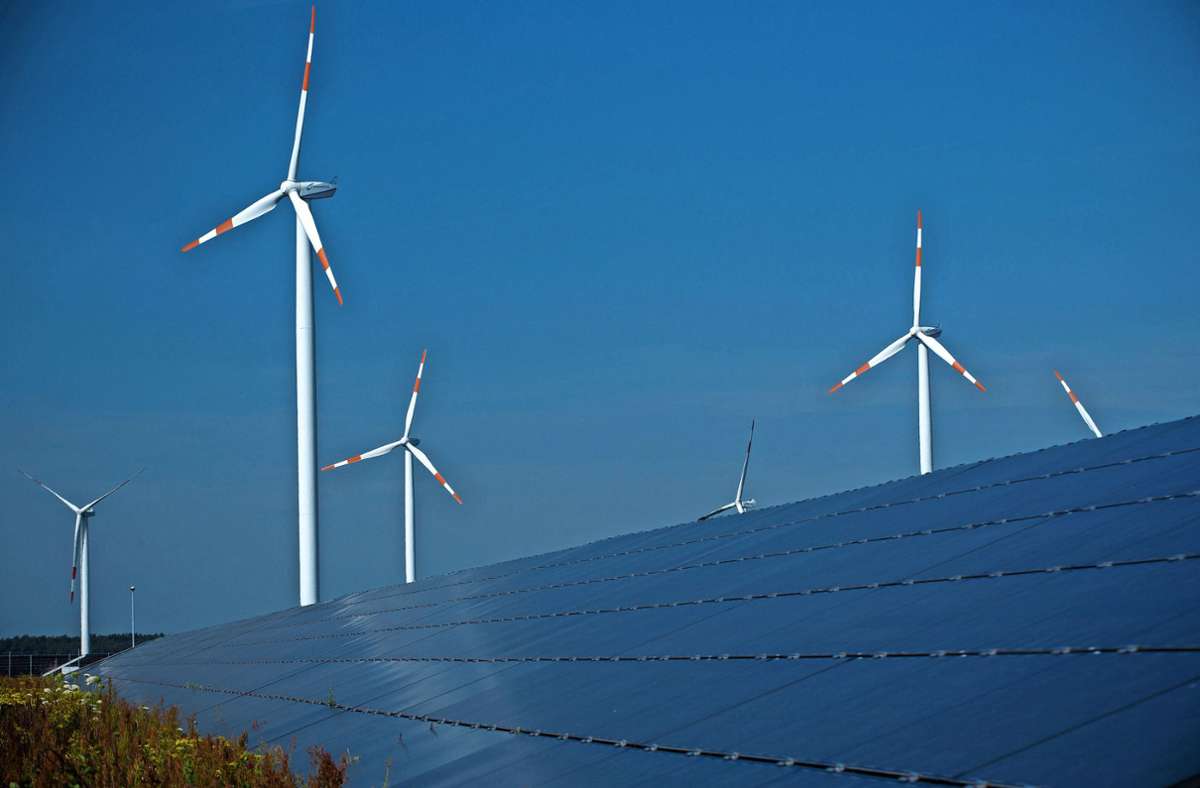 Wind und Sonne  – hier ein Wind- und Solarpark in Mecklenburg-Vorpommern – sollen Deutschland klimaneutral machen. Foto: dpa/Jens Büttner