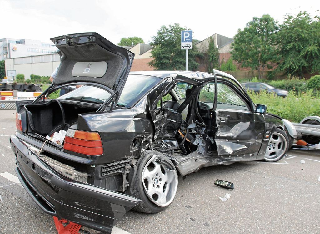 HEDELFINGEN: Fahrzeug prallt nach gefährlichem Überholmanöver gegen parkendes Auto: Fahrer bei Unfall schwer verletzt