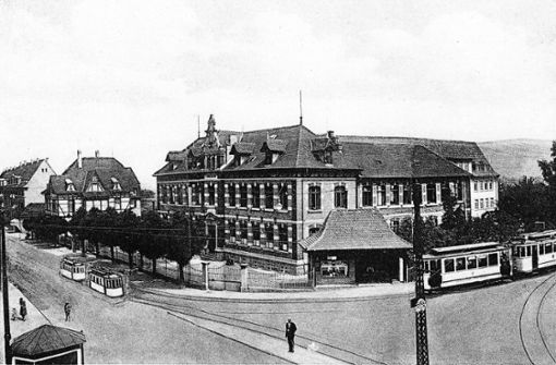 Das  Schulgebäude am Hedelfinger Platz und die Verkehrsverbindungen waren Bestandteile des Eingemeindungsvertrags. Foto: Wießmeyer