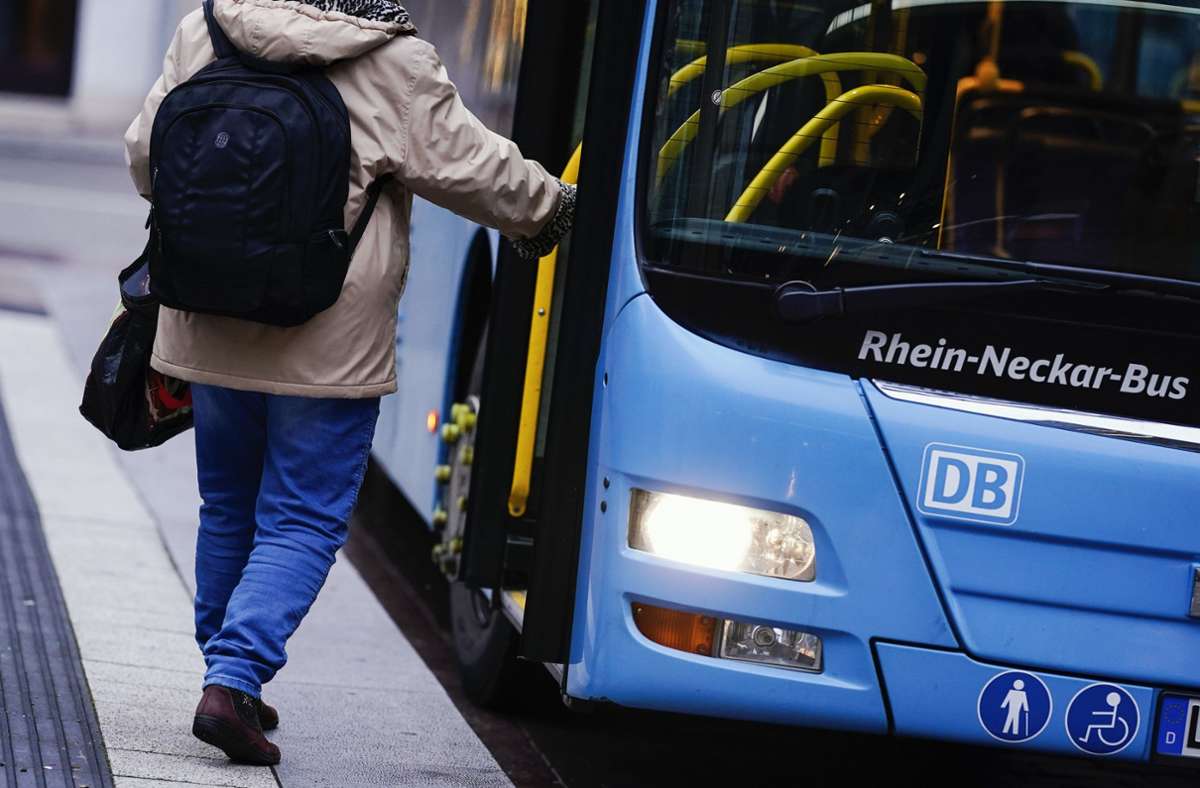 Vielerorts fahren die Busse am Montag nicht (Symbolbild). Foto: dpa/Uwe Anspach