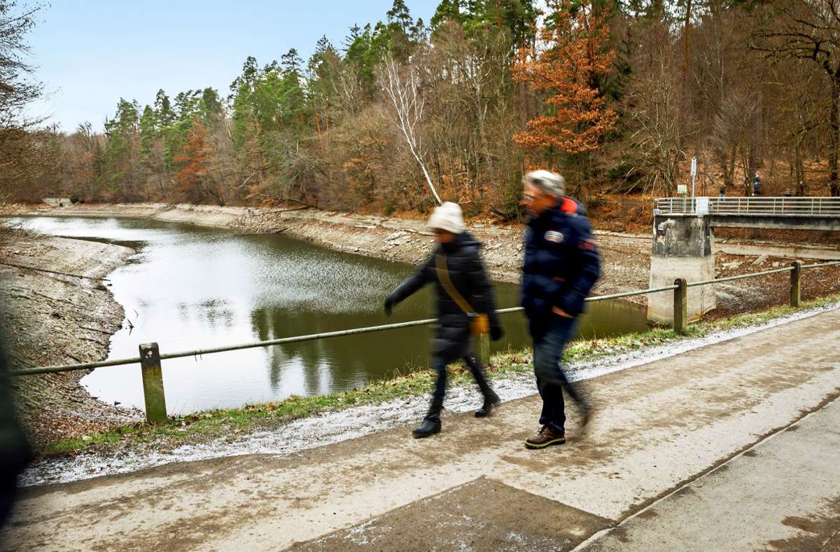 Zwei Besucher spazieren  am Bärensee in Stuttgart entlang.