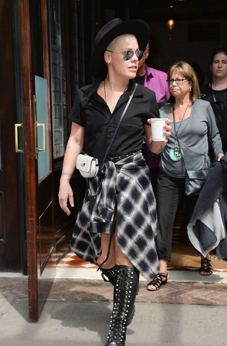 Die Bauchtasche muss nicht immer so aussehen, wie sie das in den 80ern taten. Popstar Pink trägt ihren Hipbag in den Straßen von New York.