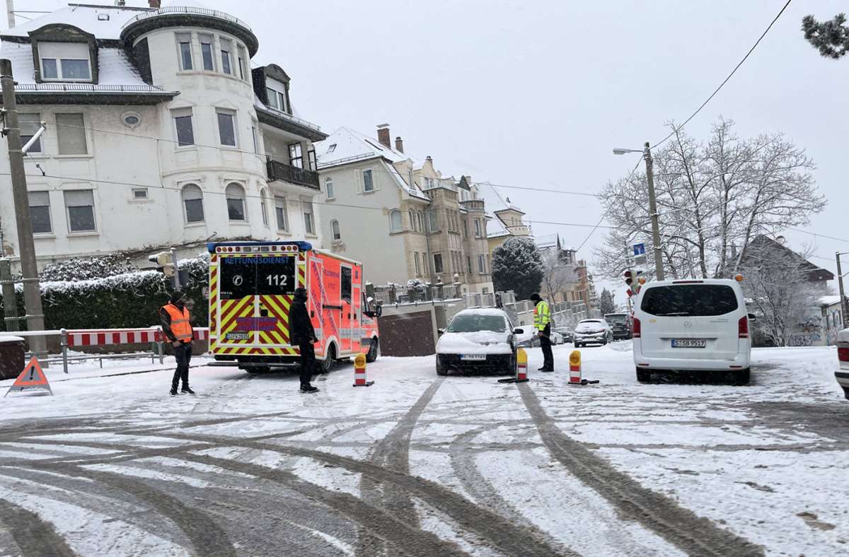 Auf schneeglatten Straßen sind am Montag etliche Unfälle passiert, wie hier in der Straße Alte Weinsteige.