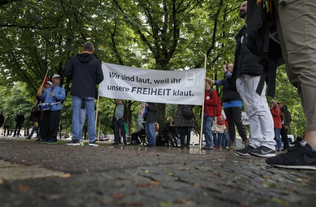 Protest gegen Corona-Maßnahmen: Rund 60 Menschen haben am Karlsplatz demonstriert
