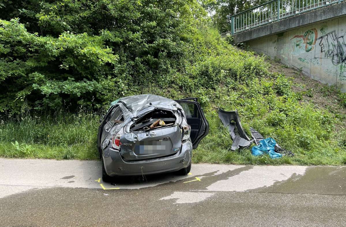In Rottenburg ist ein Auto von einer Brücke gestürzt.