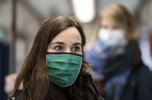 Viele Menschen tragen aus Angst vor einer Infektion mit dem Coronavirus einen Mundschutz. Manche bezweifeln, dass das nötig ist. Foto: AP/Jens Meyer