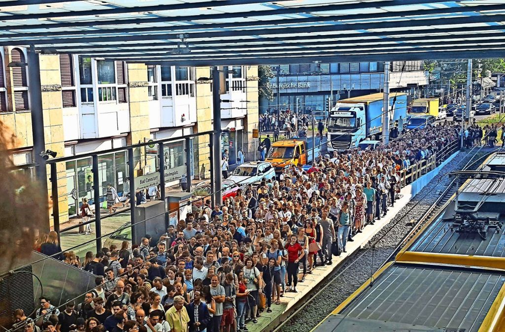 Bad CannstattTödlicher Unfall auf dem S-Bahn-Gleis sorgt für Zugausfälle zwischen Hauptbahnhof und Cannstatt: Chaos nach S-Bahnunfall