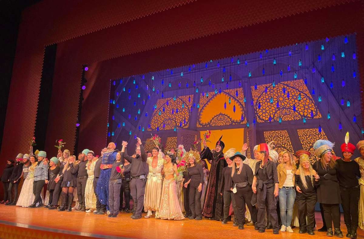 Nach 899 Shows verabschieden  sich das „Aladdin“-Ensemble, die Musiker  und alle Backstage-Mitarbeiter auf der Bühne.