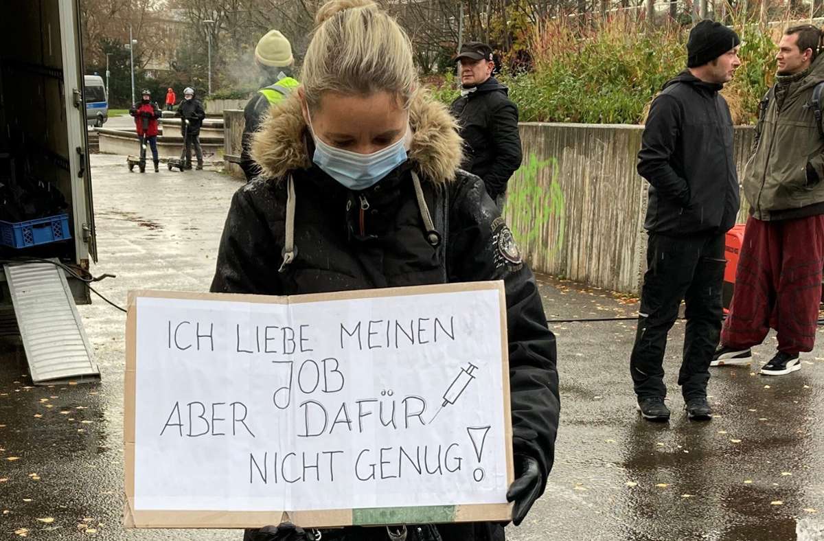 Kundgebung im Stuttgarter Stadtgarten: Pflegepersonal demonstriert gegen Impfpflicht