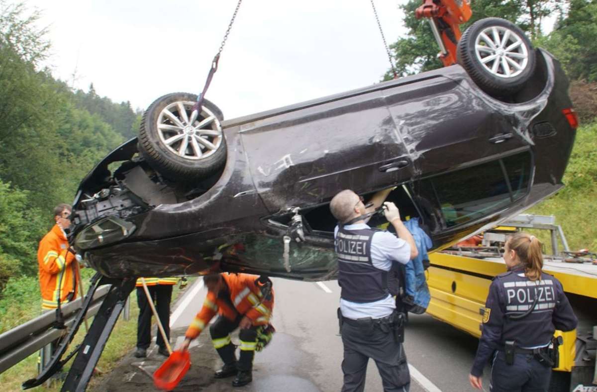 Tödlicher Unfall bei Altensteig: Auto prallt gegen Geröllwand – Fahrer stirbt