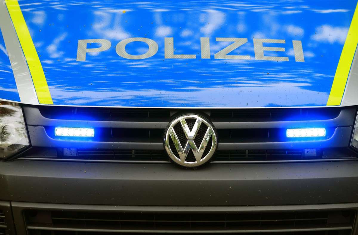 Baden-Württemberg: Auto rast 40 Meter Böschung herab –  Fahrer verschwunden