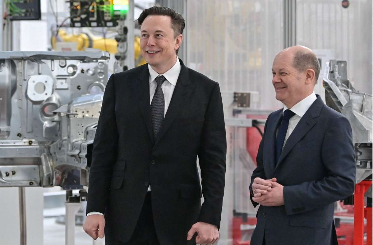Tesla-Chef Elon Musk und Bundeskanzler Olaf Scholz bei der Eröffnung der Tesla-Fabrik in Grünheide Foto: AFP/Patrick Pleul