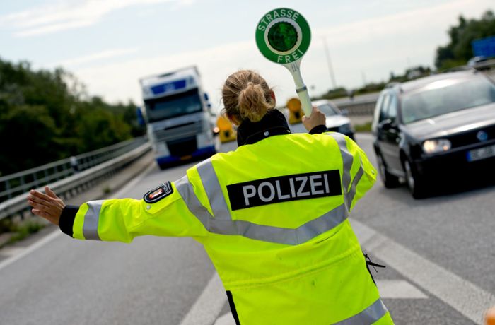 Vorfall auf Autobahn: Todmüder Brummi-Fahrer schläft mitten auf der A6