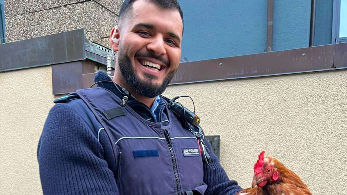 Stuttgart Bad-Cannstatt: Bei Unfallaufnahme: Polizist fängt Huhn ein