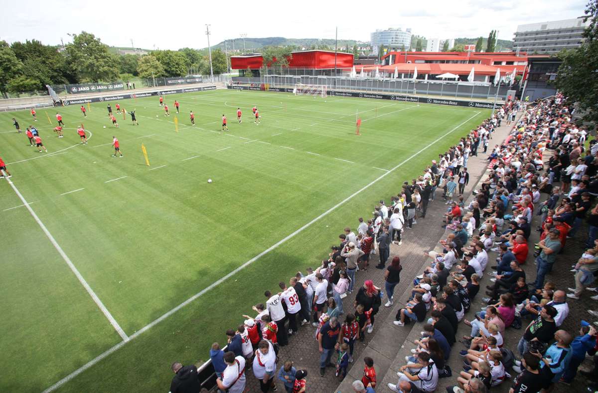 Training beim VfB Stuttgart: Rekordkulisse – und ein Trainingsrückkehrer