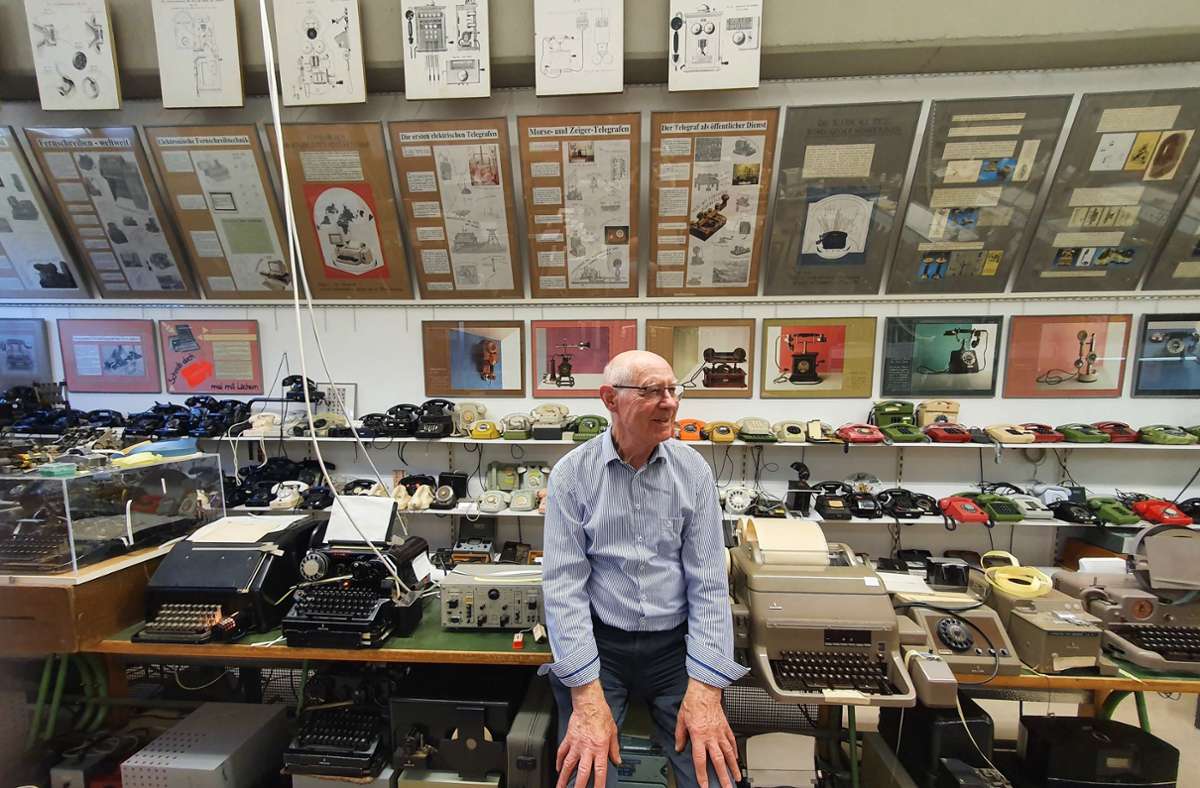 Immer zu erreichen: Hans-Dieter Schmidt hat sich mit einer riesigen Sammlung von Telefonen umgeben.