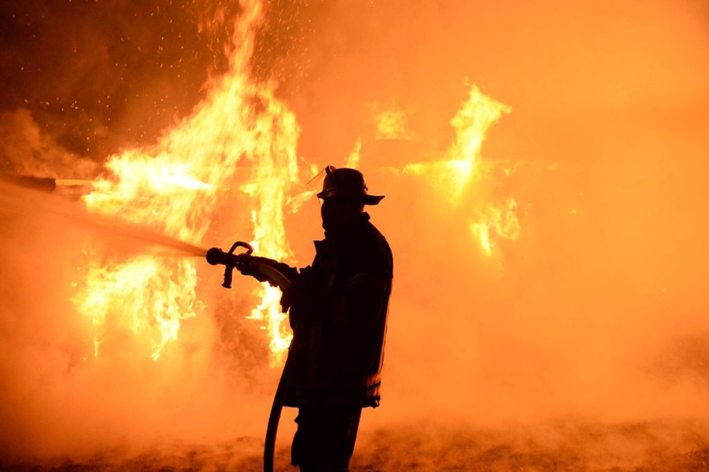 Auch in Plochingen erneut Feuerteufel am Werk – Polizei sucht Zeugen: Wieder Holzstapel in Brand gesteckt