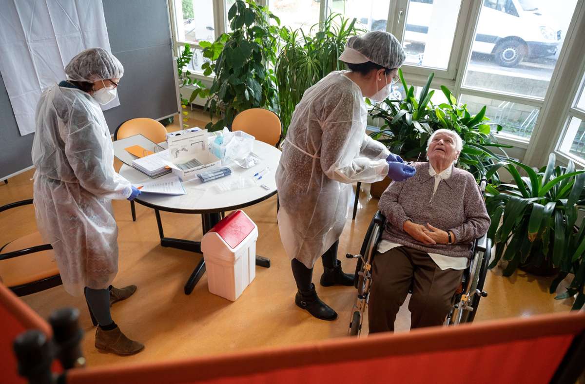 Coronavirus in Baden-Württemberg: Virus breitet sich bei Senioren ungebremst aus