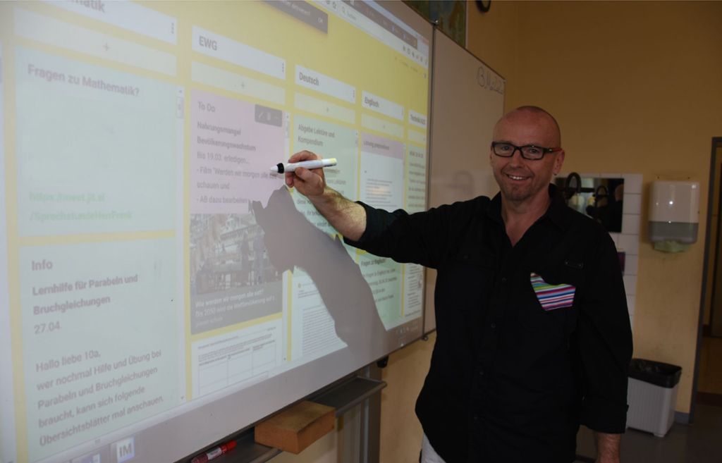 Lehren am Activeboard:  Seit dem Lockdown führen Werner Kientz und seine Kollegen regelmäßige Videokonferenzen durch. Foto: Mathias