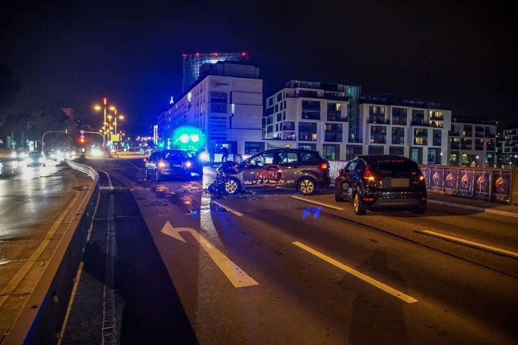 25. Oktober: Autounfall mit fünf Fahrzeugen auf Höhe des Milaneo