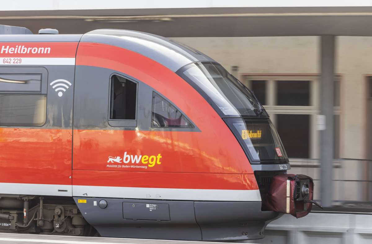 Unfall in Baden-Württemberg: 35-Jähriger gerät unter abfahrenden Zug
