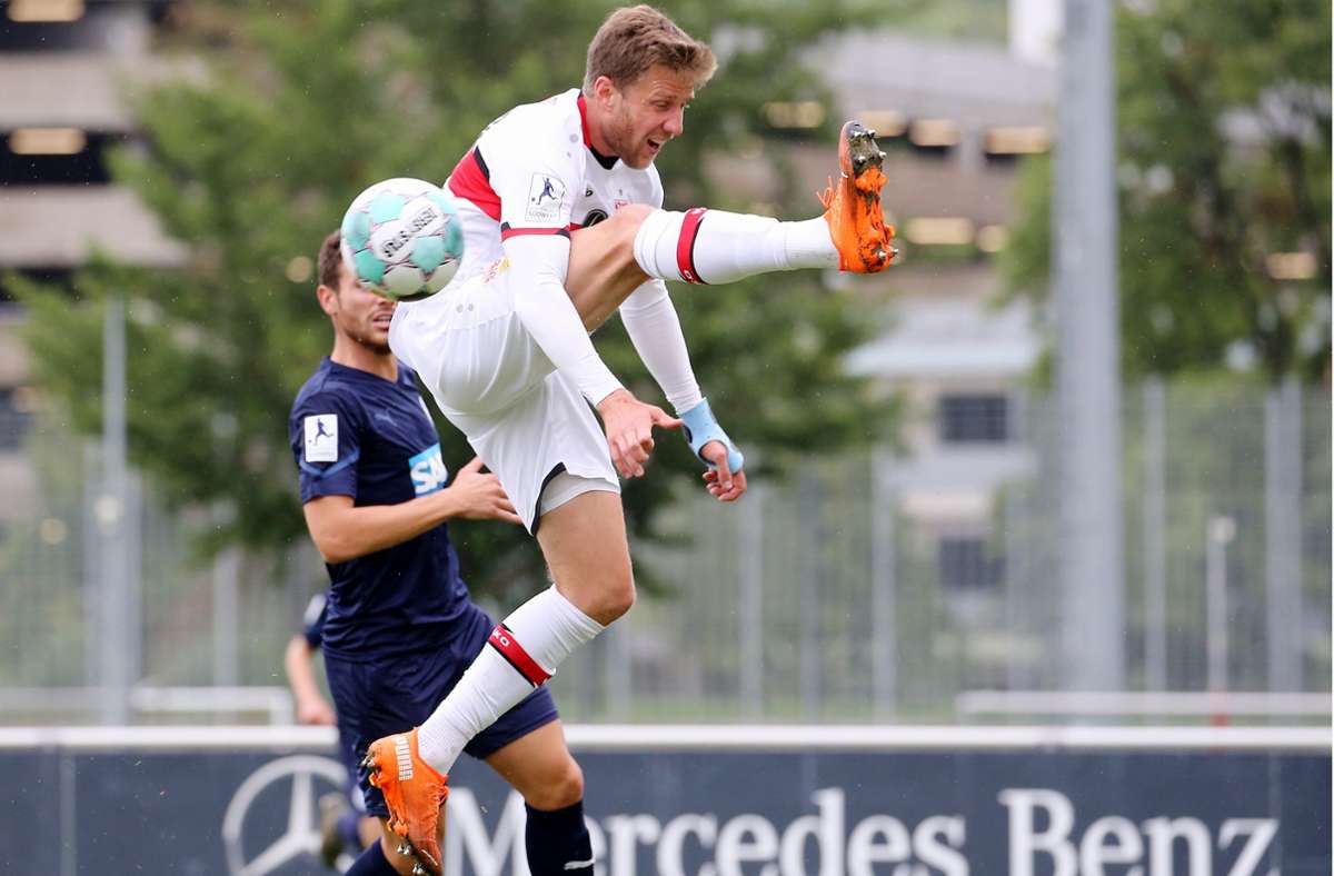 Der Einsatz stimmt, die Ergebnisse nicht: Nach zuletzt drei Niederlagen in Serie macht sich auch Kapitän Sven Schipplock Gedanken, an was die Misere der U21 des VfB liegt. Foto: Baumann/Julia Rahn