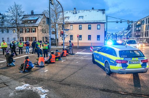 Die Letzte Generation blockierte Mitte Januar eine Straße in Aalen. (Archivbild) Foto: IMAGO/onw-images/IMAGO/Marius Bulling