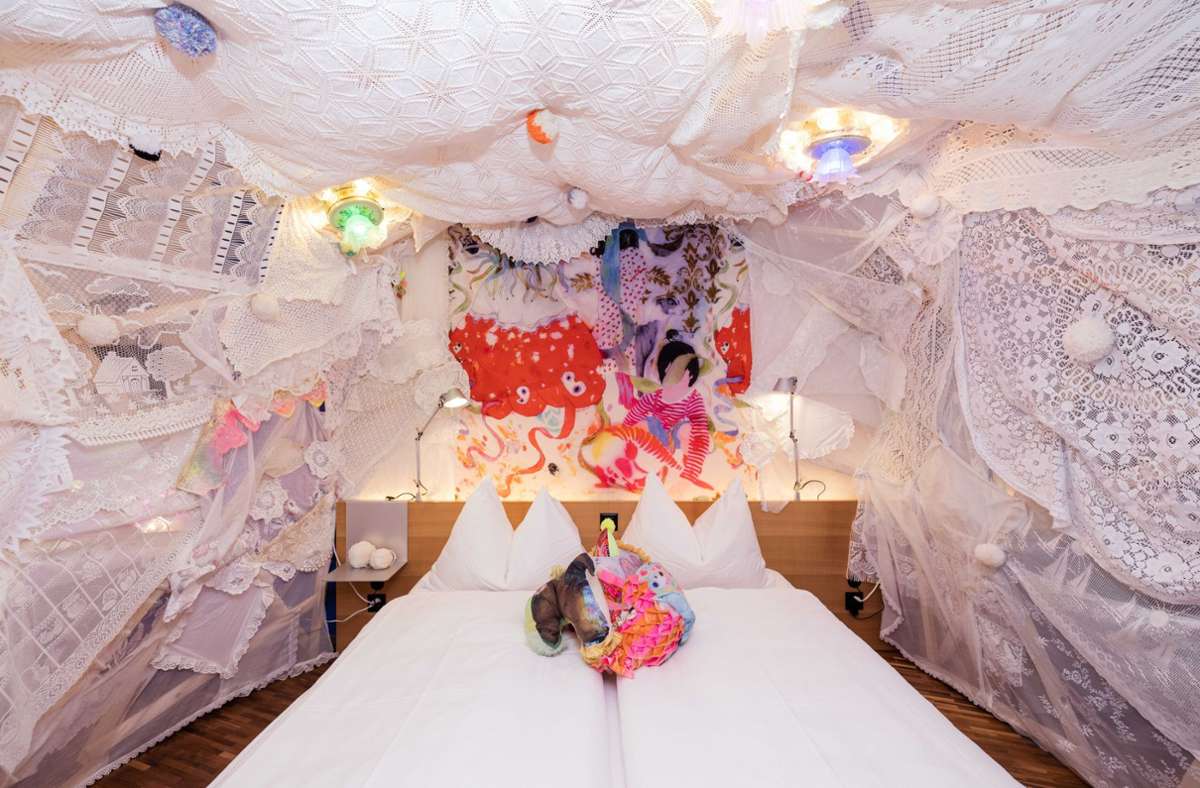 Im Hotel Sedartis kreiert das Künstlerduo Husmann&Tschaeni eine große, winterliche und begehbare Zelthöhle. Die Besucher tauchen ein in eine Welt voller Farben und tief sensibler, natürlicher Schönheit. Ein Zimmer als Hommage an die visuelle Poesie.