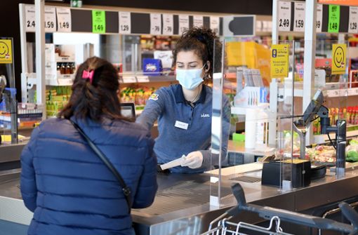 Atemschutzmasken müssen  von Montag, 27. April, an auch in Baden-Württemberg beim Einkaufen sowie bei der Nutzung des Öffentlichen Personennahverkehrs getragen werden. Foto: dpa/Roland Schlager