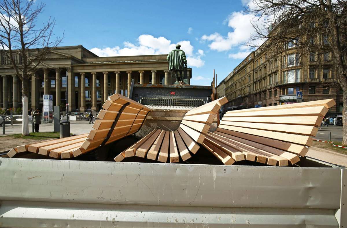 Schlossplatz in Stuttgart: So sehen die neuen Bänke aus heimischer Eiche aus