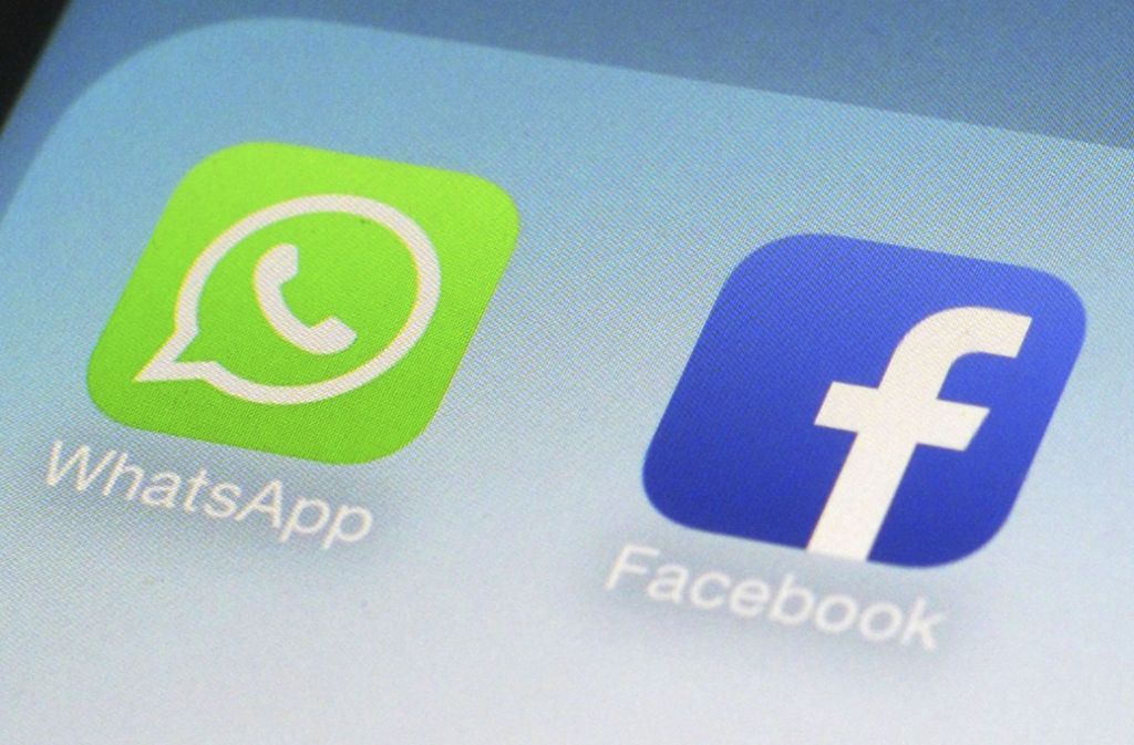 WhatsApp und Facebook gehören zwar zusammen, bieten jedoch unterschiedlich viele Teilnehmerlimits bei Gruppenanrufen an. (Symbolbild) Foto: AP/Patrick Sison