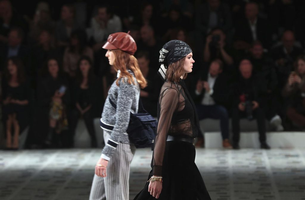 Ebenso bei Dior auf der Modenschau in Paris: Models mit Schiebermütze und Piratentuch und immer mit freier Sicht auf alles, was da kommen mag in der nächsten Saison.