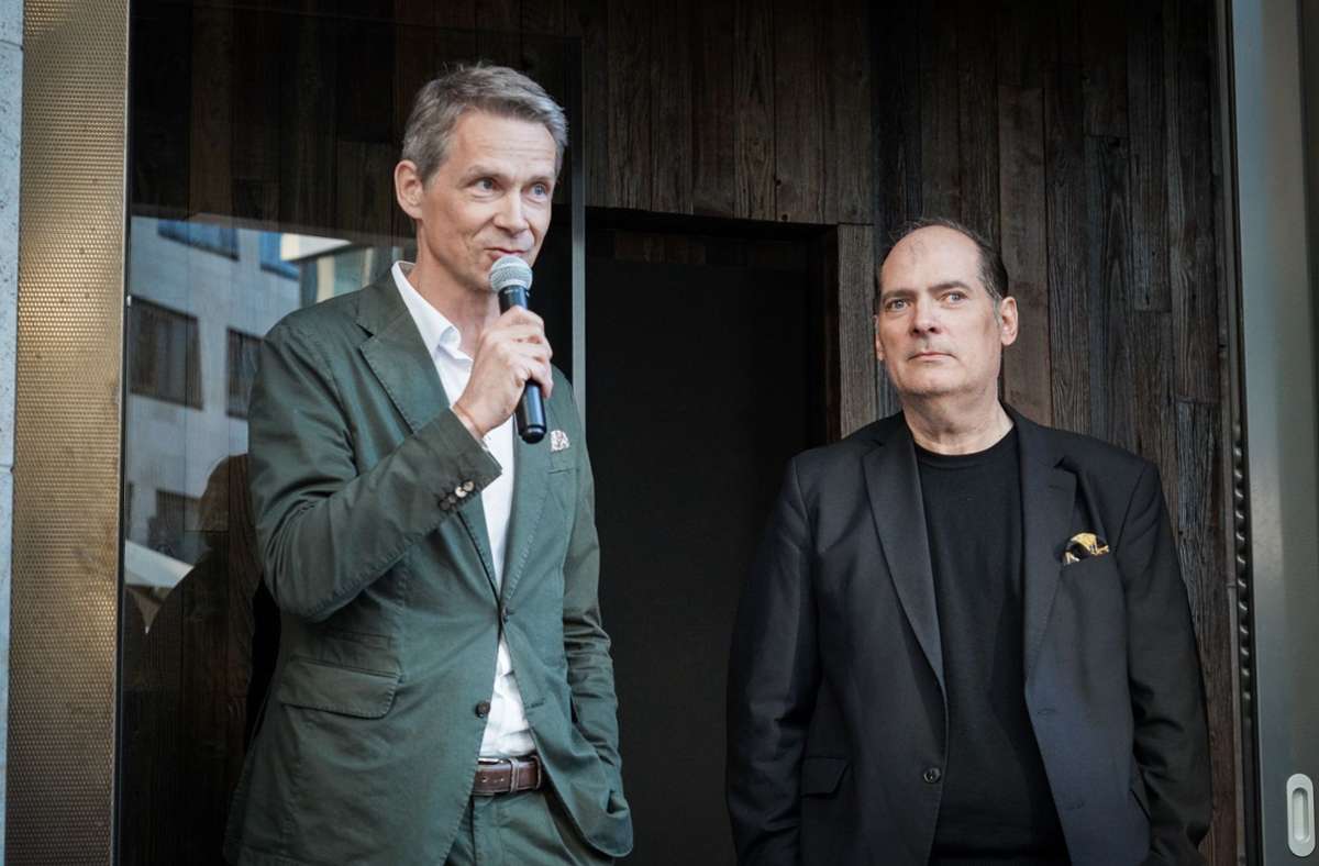 Breuninger-Chef Holger Blecker (links) begrüßt die Gäste der „First-Look“-Party. Neben ihm: José Rendonda-Vega, Chefredakteur des Stuttgarter Zeitung Magazins.  ´