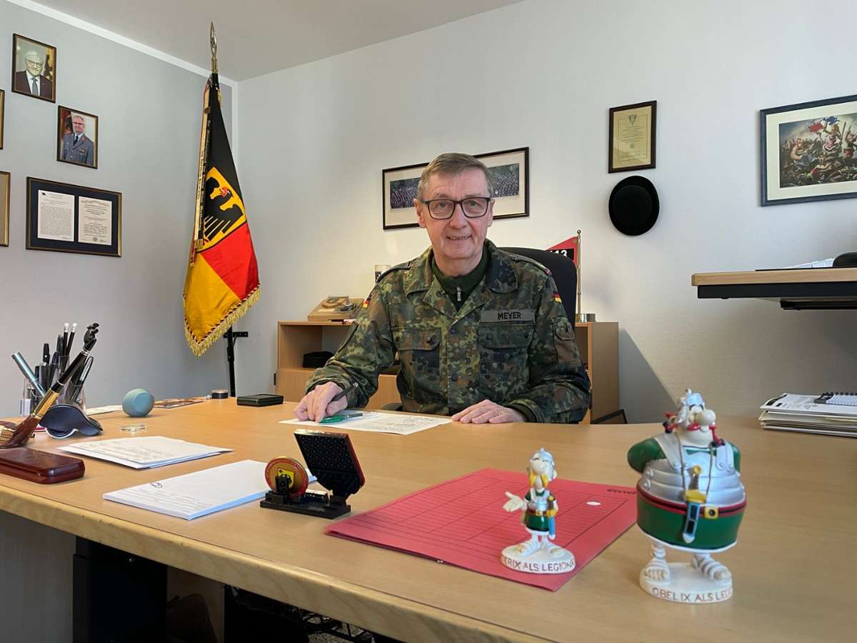 Seit Oktober 2021 ist General Ansgar Meyer Kommandeur des KSK. Auf dem Foto sitzt er an seinem aufgeräumten Schreibtisch. Foto: Constantin Blaß
