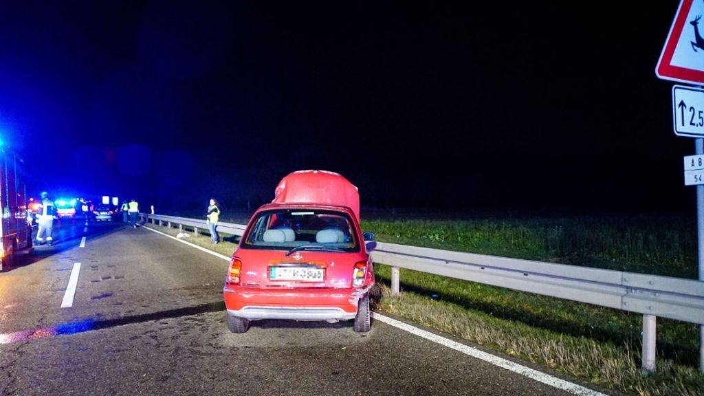 26.11.2016 Auf der A8 bei Möhringen kam es zu einem schweren Unfall mit vier Autos