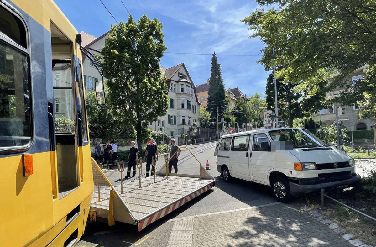 Unfall in Stuttgart: VW-Bus kollidiert mit Zacke