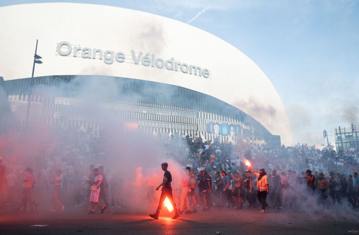 Eintracht Frankfurt in Marseille: Leuchtraketen und Böller – Fans liefern sich heftige Auseinandersetzungen
